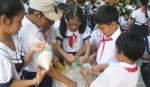 Làm theo Bác qua việc sẻ chia với bạn nghèo vượt khó