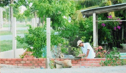 Tường rào 2 hộ bà Trang, ông Thanh tranh chấp.