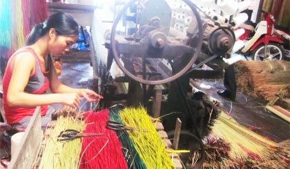 Dệt chiếu bằng máy.