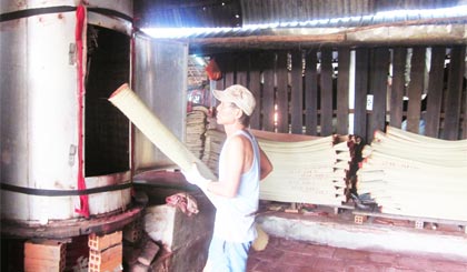Ông Tiến đưa chiếu vào hấp cách thủy.