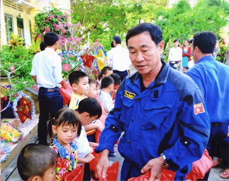 Hội Mô tô thể thao TP. Mỹ Tho phát quà trung thu cho trẻ em nghèo.