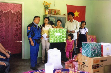 Hội Mô tô thể thao TP. Mỹ Tho trao quà cho Chương trình  Mái ấm nghĩa tình của Đài Phát thanh - Truyền hình Tiền Giang.