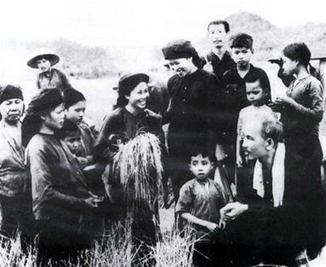 Bác Hồ thăm nông dân đang gặt lúa trên cánh đồng xã Hùng Sơn, huyện Đại Từ, Thái Nguyên