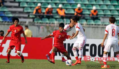 Các cầu thủ U19 Trung Quốc gặp nhiều khó khăn trong trận đấu với U19 Việt Nam. Ảnh: Đức Cường