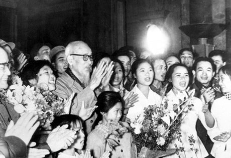 Bác Hồ với thanh thiếu niên nhi đồng.