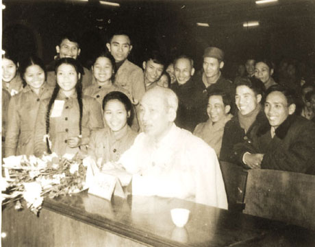 Bác Hồ với thanh niên.