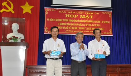 Ông Trần Long Thôn trao kỷ niệm chương cho các cá nhân có nhiều đóng góp cho công tác Dân vận.JPG