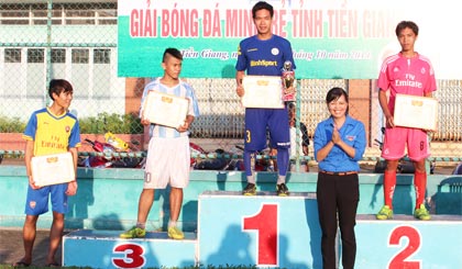 Bà Nguyễn Thị Kim Phượng, Phó bí thư Tỉnh đoàn trao thưởng.