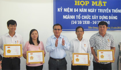 Lãnh đạo Ban Tổ chức Tỉnh ủy trao Kỷ niệm chương cho các cá nhân.