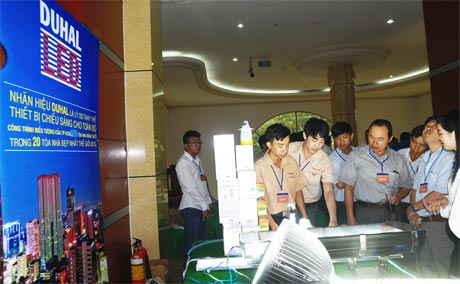 Các đại biểu tham quan gian hàng thiết bị tiết kiệm điện của Công ty Duhal.