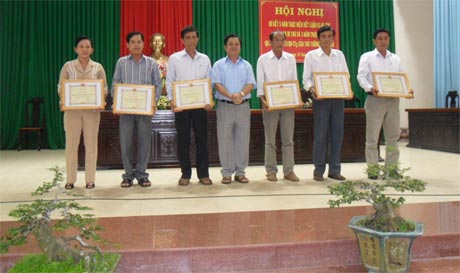 Ông Trương Minh Tới, Phó Bí thư huyện uỷ trao giấy khen cho các đơn vị có thành tích xuất sắc.