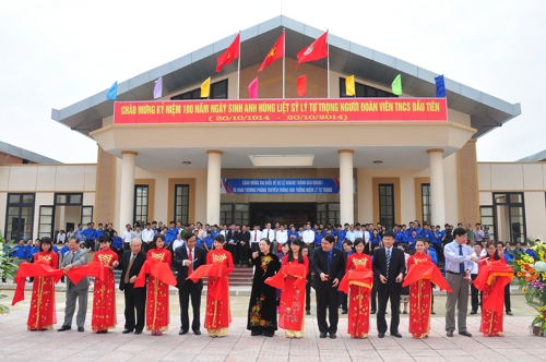Cắt băng khánh thành giai đoạn I Khu tưởng niệm đồng chí Lý Tự Trọng. Ảnh: Cẩm Linh