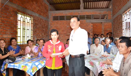 Bàn giao mái ấm tình thương cho hội viên phụ nữ nghèo nhân kỷ niệm 65 năm Ngày Chủ tịch Hồ Chí Minh ra Lời kêu gọi thi đua ái quốc.
