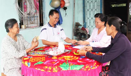 Chị Loan vận động người dân đóng góp tiền mua vật liệu sửa lại các chân cầu.