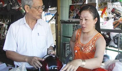 Kiểm tra các cơ sở kinh doanh nón bảo hiểm.
