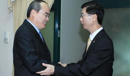 Chủ tịch Mặt trận Tổ quốc Việt Nam Nguyễn Thiện Nhân tiếp Ngài Ang Hak Seng. Ảnh: Nguyễn Dân/TTXVN