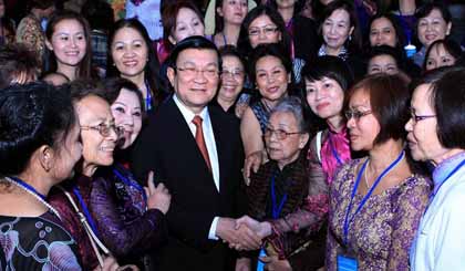 Chủ tịch nước Trương Tấn Sang với các đại biểu phụ nữ kiều bào về nước tham dự “Hội nghị Phụ nữ Việt Nam ở nước ngoài lần thứ nhất.”. Ảnh: Nguyễn Khang/TTXVN)