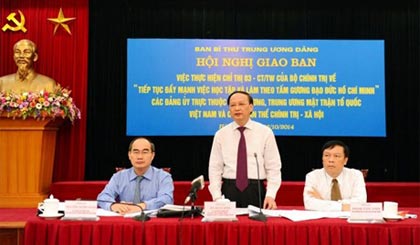 ác đồng chí: Tô Huy Rứa, Ủy viên Bộ Chính trị, Trưởng Ban Tổ chức Trung ương; Nguyễn Thiện Nhân, Ủy viên Bộ Chính trị, Chủ tịch Ủy ban Trung ương MTTQ Việt Nam chủ trì hội nghị. Ảnh: VGP/Từ Lương