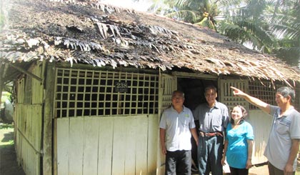 Đại tá Lê Quang Công (thứ 2 từ trái qua) trước căn nhà của bà Thủy.