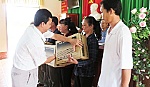 Trao máy thông tin liên lạc cho 10 tổ hợp tác khai thác thủy sản