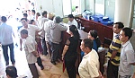 Người dân ùn ùn đổi giấy phép lái xe PET