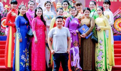 Nguyễn Quốc Tuấn (giữa), phía sau là những “tác phẩm” make up của “Áo cưới Nguyễn Tuấn” - các cô phục vụ Lễ giỗ  Trương Định tại TX. Gò Công.