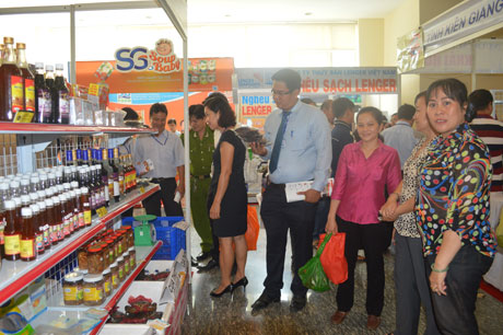Khách tham quan, mua sắm tại các gian hàng của các DN tham gia trưng bày, giới thiểu sản phẩm tìm kiếm cơ hội kinh doanh tại hội nghị.