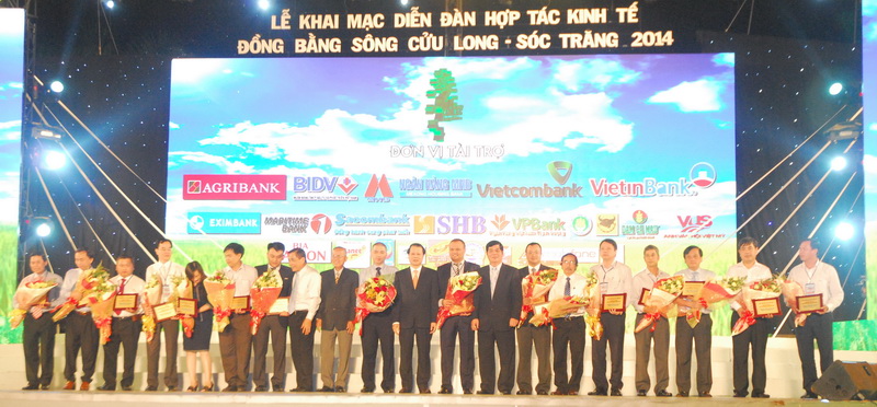 Đại diện Chính phủ cùng các bộ, ngành tặng hoa, quà lưu niệm cho các ngân hàng có nhiều đóng góp cho an sinh xã hôi vùng ĐBSCL.