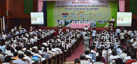 Rất nhiều đại biểu tham dự Hội thảo để bàn cách tái cơ cấu phát triển nông nghiệp, xây dựng nông thôn mới, gắn với thích ứng biến đổi khí hậu. 