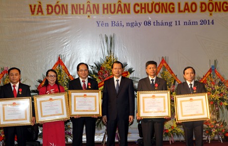 Trao tặng Huân chương Độc lập hạng Ba; Huân chương Lao động hạng Nhất, Nhì, Ba cho các đồng chí lãnh đạo, nguyên lãnh đạo Ban Chỉ đạo Tây Bắc. Ảnh: VGP/Lê Sơn