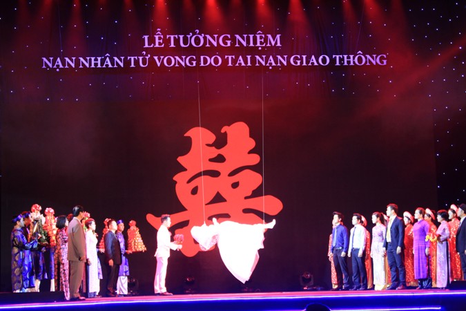 Những hình ảnh đầy xúc động nhưng cũng không ít ám ảnh về hậu quả  do tai nạn giao thông mang lại