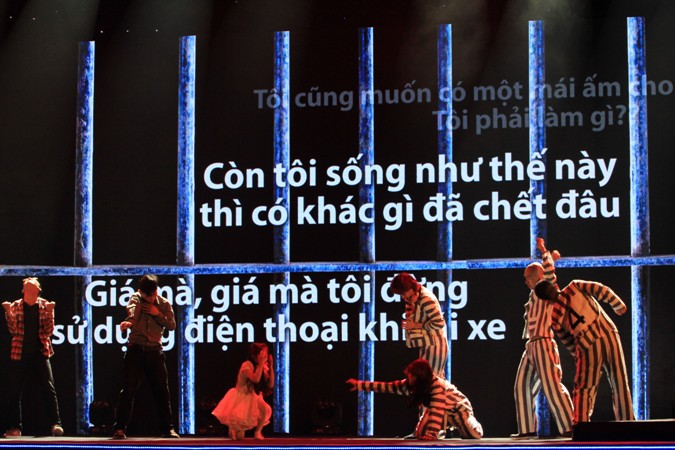  Những hoạt cảnh về hậu quả do tai nạn giao thông gây ra được các nghệ sỹ  thể hiện một cách đầy chân thực, nhằm cảnh tỉnh mọi người khi tham gia giao thông 