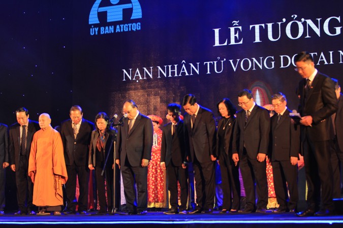 Các đại biểu tưởng niệm các nạn nhân bị tai nạn giao thông