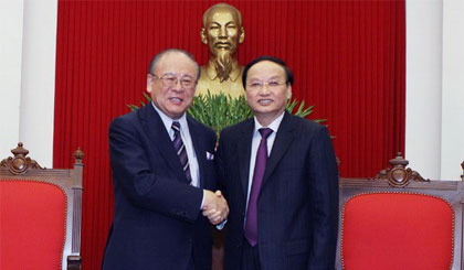Trưởng Ban Tổ chức Trung ương Tô Huy Rứa và ông Takebe Tsutomu, nguyên Chủ tịch Liên minh nghị sỹ hữu nghị Nhật Bản-Việt Nam Takebe Tsutomu. Ảnh: Nguyễn Dân/TTXVN