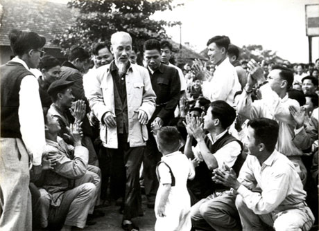  Thầy cô giáo và các em học sinh vui mừng chào đón Chủ tịch Hồ Chí Minh đến thăm Trường Trung học GT-VT Thủy – Bộ.