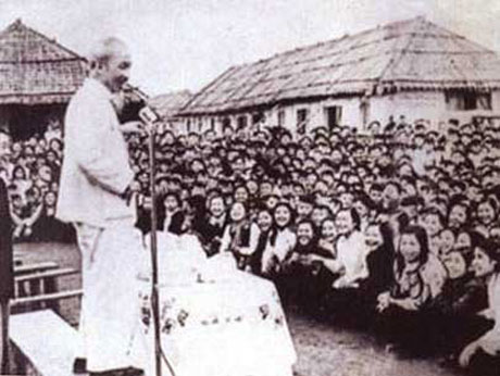 Bác Hồ về thăm và nói chuyện với giáo viên, học sinh các trường học sinh miền Nam tại Hải Phòng.
