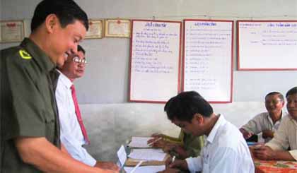 Các ấp ở xã Tam Bình ký kết giao ước thi đua giữ vững danh hiệu Xã an toàn về ANTT  tại Ngày hội “Toàn dân bảo vệ an ninh Tổ quốc”.