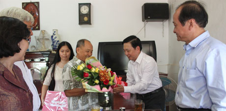 Thăm thầy Phạm Văn Huyện, nguyên là giáo viên trường THPT Trương Định, TX. Gò Công.