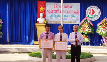 Trao bằng khen của UBND tỉnh cho các cá nhân