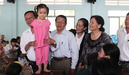 Em Nguyễn Thị Mỹ Uyên, sinh ra đã không có đôi tay.