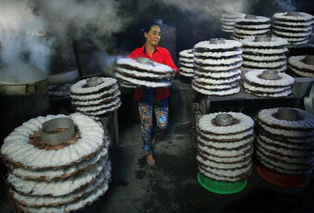 Tác phẩm “Bánh hỏi ra lò” của Trần Đình Thương, đoạt giải nhất chủ đề Di sản văn hóa vật thể