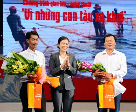 Phó Chủ tịch Ủy ban Trung ương MTTQ Việt Nam Trương Thị Ngọc Ánh đã tặng hoa và quà cho 2 ngư dân tiêu biểu Nguyễn Sinh Bảnh và ngư dân Nguyễn Văn Toàn. Ảnh: VGP/Từ Lương