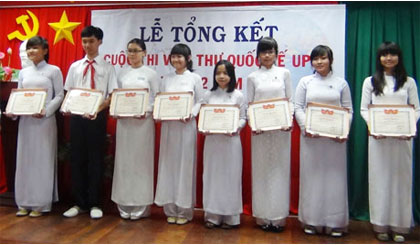 Trao giải cho các cá nhân đạt giải cao trong cuộc thi viết thư UPU lần thứ 42 năm 2013 tại tỉnh Tiền Giang. Ảnh: M.T