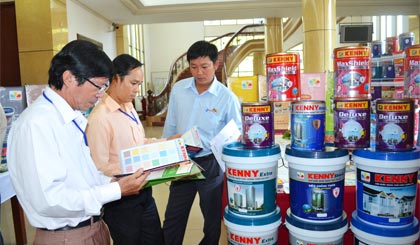 Các đại biểu tham quan VLXD mới, thân thiện với môi trường.