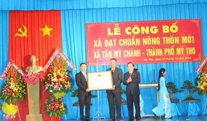 Lãnh đạo UBND tỉnh trao Bằng khen của UBND tỉnh cho các tập thể, cá nhân có thành tích xuất sắc trong xây dựng ở xã Tân Mỹ Chánh đạt chuẩn Quốc gia về xây dựng NTM năm 2014.