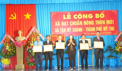 Lãnh đạo UBND tỉnh trao Bằng khen của UBND tỉnh cho các tập thể, cá nhân có thành tích xuất sắc trong xây dựng ở xã Tân Mỹ Chánh đạt chuẩn Quốc gia về xây dựng NTM năm 2014.