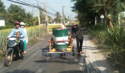 Mỗi ngày có 2 công nhân đặc trách công việc tưới đường.