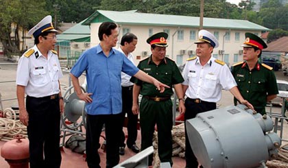 Lãnh đạo nhà máy giới thiệu với Thủ tướng trang bị vũ khí trên tàu. Ảnh: VGP/Nhật Bắc