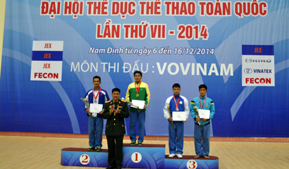 VĐV Danh Tâm (bìa trái) và HCB giải Vovinam ở nội dung đối kháng nam