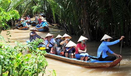 Du khách ngồi đò chèo tham quan, du lịch cù lao Thới Sơn. 					                 Ảnh: CAO LẬP ĐỨC